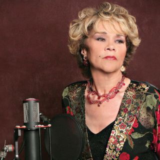 Etta James continúa hospitalizada en California