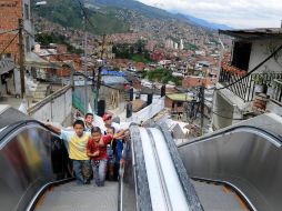 Las escaleras de la Comuna 13 tienen una extensión de 384 metros, divididos en seis tramos.  EFE  /