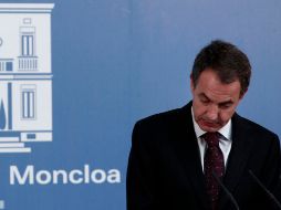 Zapatero, se presentó ante los periodistas para hacer una declaración institucional en la que sólo admitió tres preguntas. NTX  /