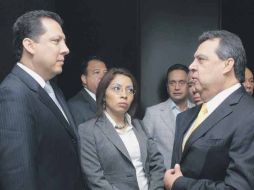 Ángel Aguirre (der.) se convierte en el primer funcionario de su rango en declarar ante la CNDH. NTX  /