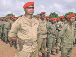 Soldados mantienen formación en un campo militar en Guinea-Bissau. AFP  /
