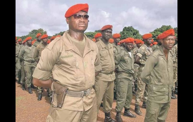 Soldados mantienen formación en un campo militar en Guinea-Bissau. AFP  /