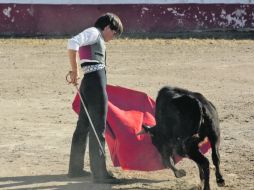 ''Lagartijo'', durante su lidia con muleta en la ganadería de Pablo Moreno.  /