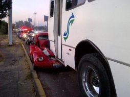 El particular quedó bajo la parte trasera de la unidad de transporte público. Imagen publicada en Twitter por @CarL0sL0za. ESPECIAL  /