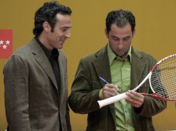 Alex Corretja (i) junto al que este año ha sido el capitán del equipo español de Copa Davis, Albert Costa. EFE  /