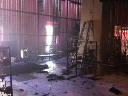 La parte afectada fue una de las piernas del telón, de aproximadamente 10 a 12 metros de altura, la cual se consumió en su totalidad.  /