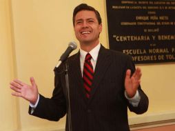 El precandidato del PRI, Enrique Peña Nieto, no puede difundir spots de precampaña.  ARCHIVO  /