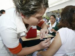 Una de las maneras de prevenir el virus es aplicando la vacunación a las adolescentes, antes de que inicien su vida sexual. ARCHIVO  /