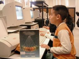 Más de 11 millones de niñas, niños y jóvenes utilizan Internet en el país. ARCHIVO  /