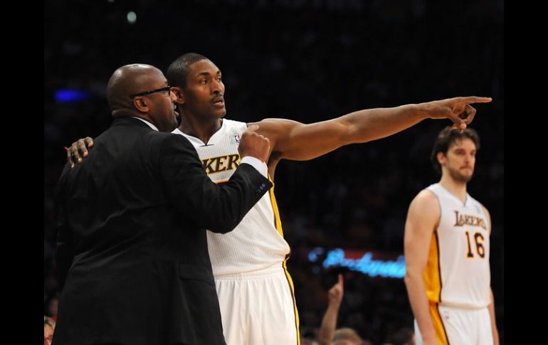 El cambio de entrenador no ha dado buenos frutos a los Lakers. AFP  /