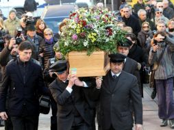 Varias personas transportan el ataúd del periodista italiano Giorgio Bocca a la iglesia en Milán. EFE  /