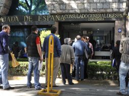 Cientos de mexicanos realizaron hoy, martes 27 de diciembre, una fila en el Consulado de España en Ciudad de México. EFE  /