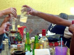 La ingesta de alcohol se asocia, por lo menos, a 16 causas de mortalidad de corto y largo plazo. ARCHIVO  /