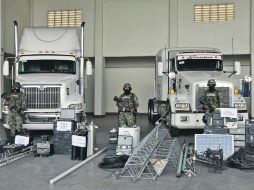 Marinos presentan un equipo de comunicación incautado en Veracruz. AP  /