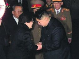 Kim Jong-un saluda a Lee Hee-ho, viuda del presidente surcoreano Kim Dae-jung. REUTERS  /