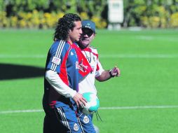 El estratega Fernando Quirarte dialoga con Héctor Reynoso durante el entrenamiento de ayer.  /