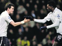 Gareth Bale (izq.) tuvo una gran noche al anotar los dos goles de los Spurs. REUTERS  /