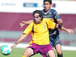 José Antonio Castro defiende el balón de un atacante puma.  /