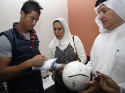 Cristiano Ronaldo firmó autógrafos durante su visita al emirato. REUTERS  /