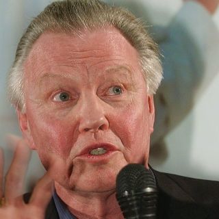 Llega Voight a 73 años vigente en la actuación tras estrenar 'Beyond'