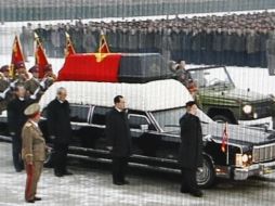 Decenas de miles de norcoreanos atestiguaron el paso del cortejo fúnebre con el cuerpo del difunto líder Kim Jong Il. AP  /