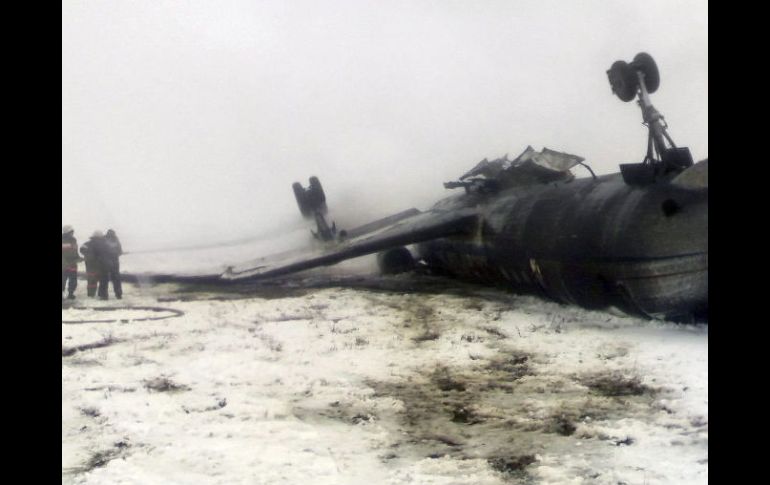 Los bomberos trabajan en la extinción del fuego tras estrellarse un avión Tu-134 con 73 pasajeros a bordo. EFE  /