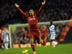 Luis Suarez sigue siendo sancionado en el futbol inglés. AFP  /