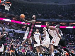 LeBron James (centro) dispara a la canasta en el duelo ante Charlotte. REUTERS  /
