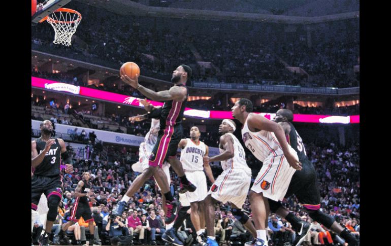 LeBron James (centro) dispara a la canasta en el duelo ante Charlotte. REUTERS  /