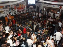 Recomiendan que el alcohol sea sólo parte de las reuniones y no el centro. ARCHIVO  /