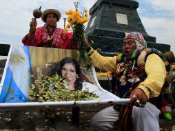 Los chamanes emplearon hojas de coca, naipes, flores y calaveras para el pronóstico. REUTERS  /