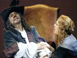Sondra Radvanovsky (D), en el papel de Roxana junto a el tenor español Plácido Domingo en la obra Cyrano de Bergerac.  /