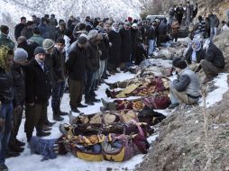 Los residentes observan los cuerpos de las víctimas del ataque aéreo efectuado por Turquía anoche en el norte de Irak. EFE  /