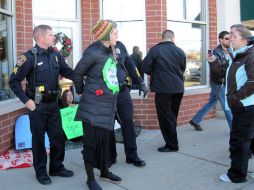 Cinco manifestantes fueron detenidos en la cercana Ankeny, afuera de la sede de campaña en Iowa. AP  /