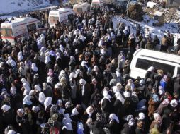 Familiares esperan que les sean entregados los cuerpos de los fallecidos. ARCHIVO  /