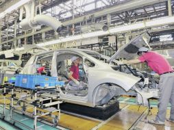 La industria automotriz es una de las que mayores recursos ha captado durante el año que está por concluir. AFP  /