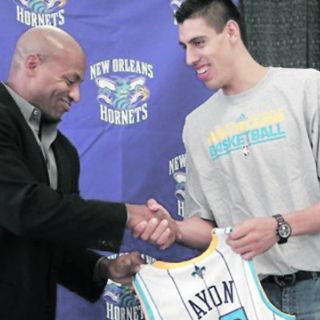 Gustavo Ayón ya trabaja con los Hornets en el gimnasio