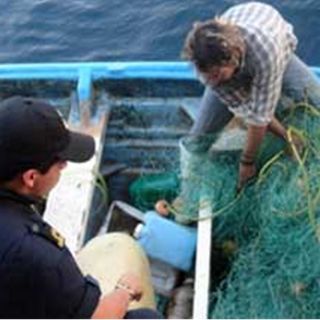 Rescatan a dos pescadores tras siete días en el mar