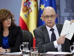 La ministra de la Presidencia y portavoz del Gobierno, Soraya Sáenz de Santamaría, con el ministro de Hacienda, Cristóbal Montoro. EFE  /