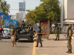 Efectivos del Ejército mexicano instalan un retén de vigilancia en la costera Miguel Alemán del puerto de Acapulco. NOTIMEX  /
