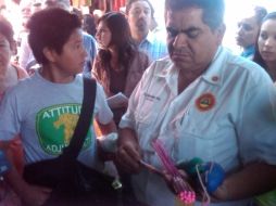 En el recorrido de las autoridades recogieron artículos de pirotecnia a unos menores.  /