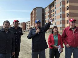 El presidente de Venezuela, Hugo Chávez, durante la entrega de viviendas a damnificados en Caracas. REUTERS  /