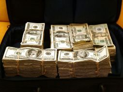 Los dólares estaban en el interior de un maletín para computadora personal. ARCHIVO  /