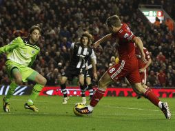 Momento en que Gerrard define para anotar el tercer gol de lso Reds en el partido. AP  /