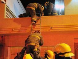 De inmediato acudieron al lugar elementos del Cuerpo de Bomberos. ARCHIVO  /