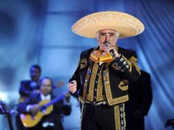 Vicente Fernández afirma que aunque el siguiente sea año de elecciones jamás cantará a favor de ningún candidato. ARCHIVO  /