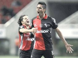 Sergio Santana (der.) festeja la primera anotación del conjunto rojinegro, tras pase de Guillermo Rojas (izq.). MEXSPORT  /