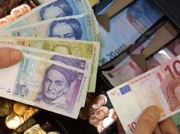 El tipo de cambio exacto se sitúa en 1.95583 marcos alemanes por euro. ARCHIVO  /