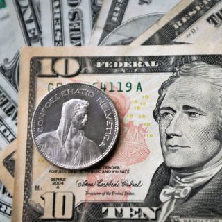 Hombre trata de pagar con billete de Un MDD