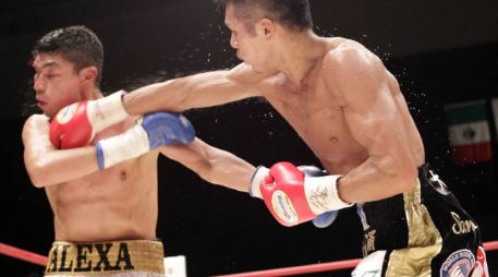 En los 19 segundos de undécimo asalto Uchumiya golpeó con la zurda al mexicano. AP  /